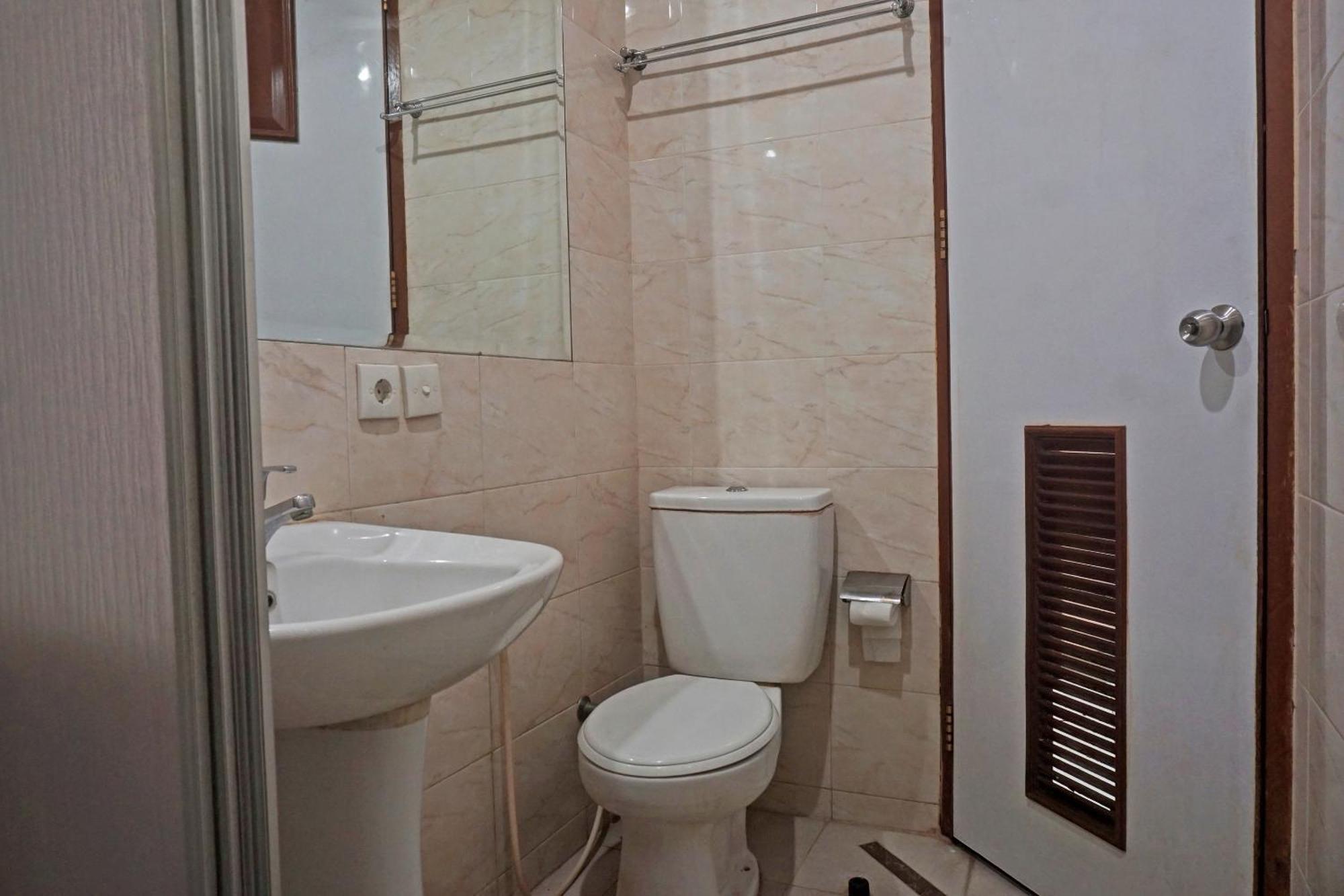 Oyo 671 Hotel Capitol Джакарта Екстер'єр фото