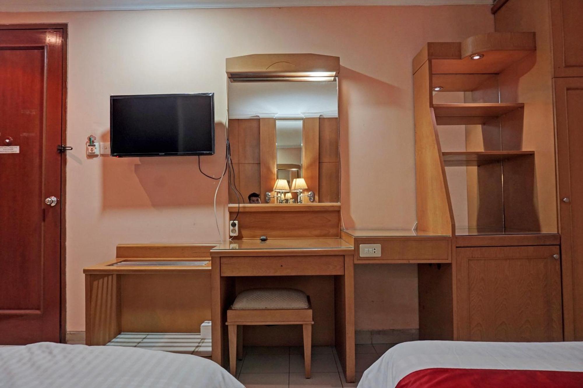 Oyo 671 Hotel Capitol Джакарта Екстер'єр фото
