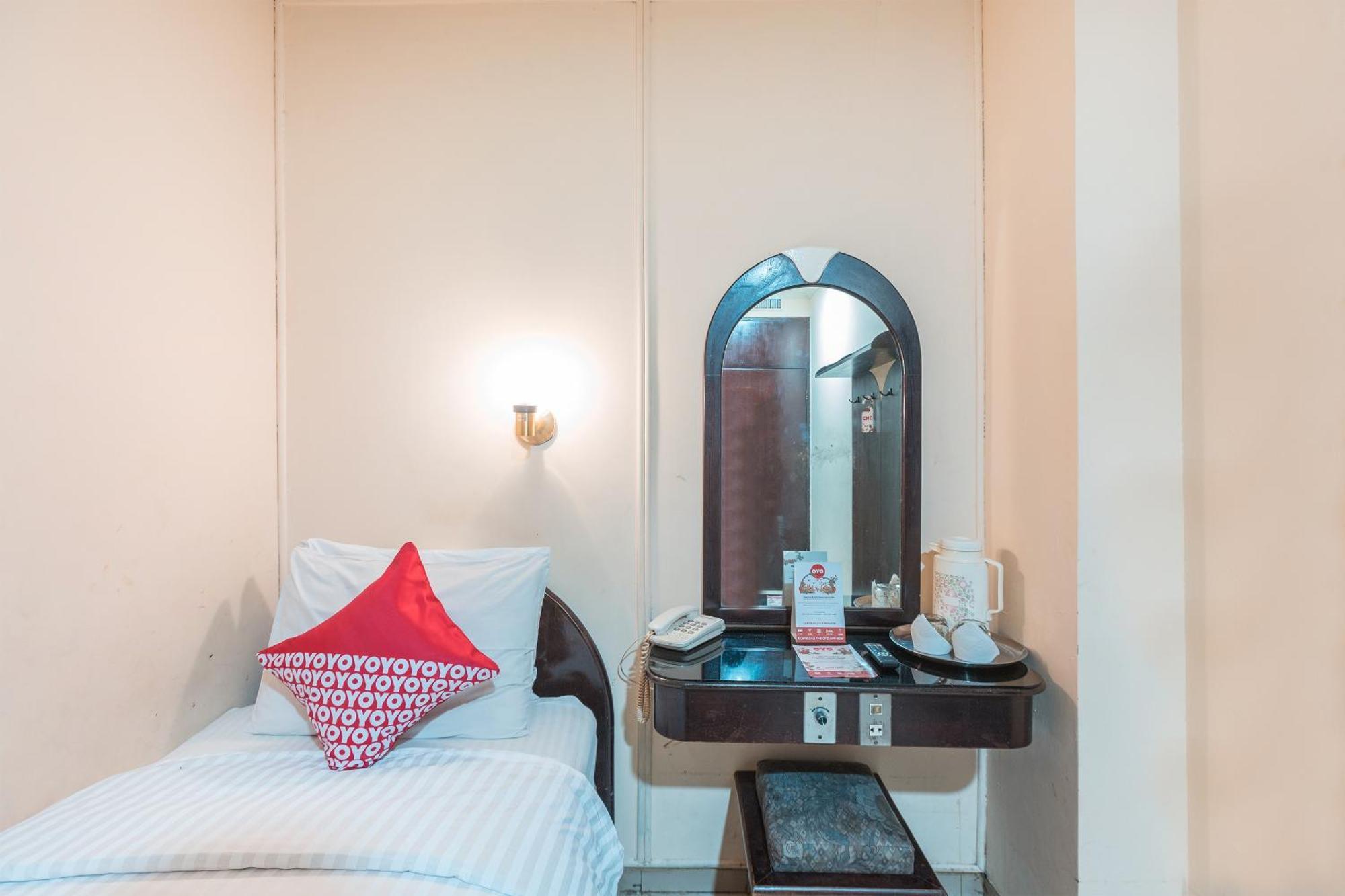 Oyo 671 Hotel Capitol Джакарта Екстер'єр фото