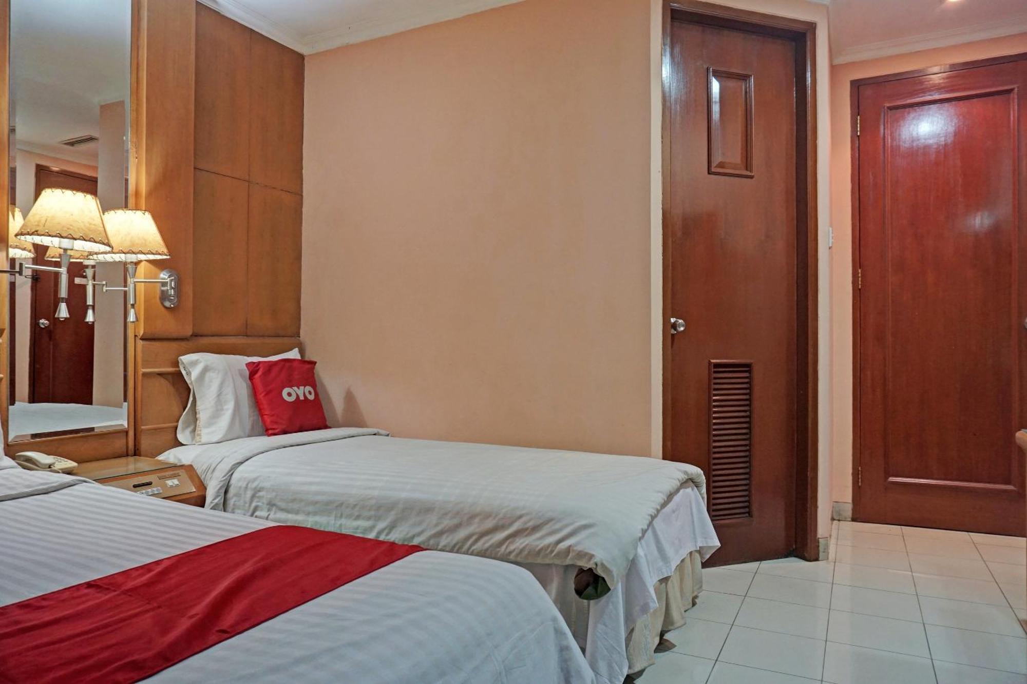 Oyo 671 Hotel Capitol Джакарта Екстер'єр фото