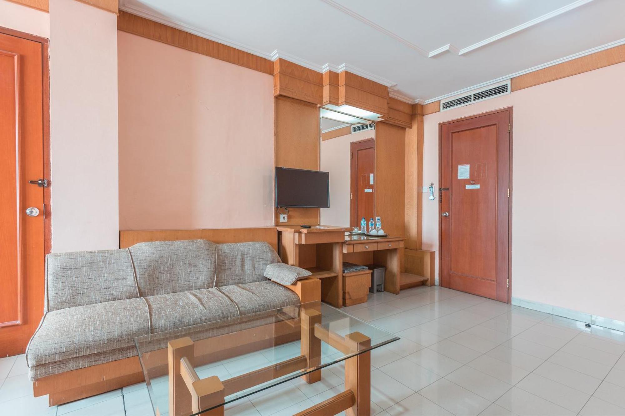 Oyo 671 Hotel Capitol Джакарта Екстер'єр фото