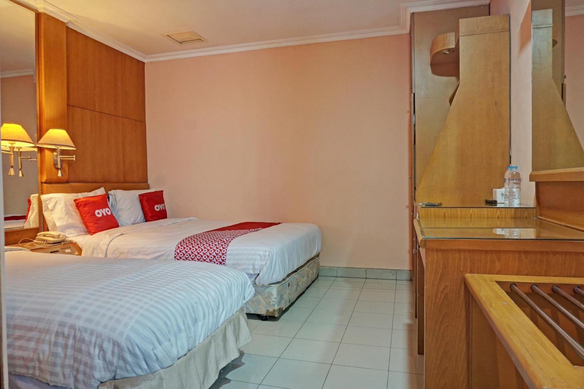 Oyo 671 Hotel Capitol Джакарта Екстер'єр фото