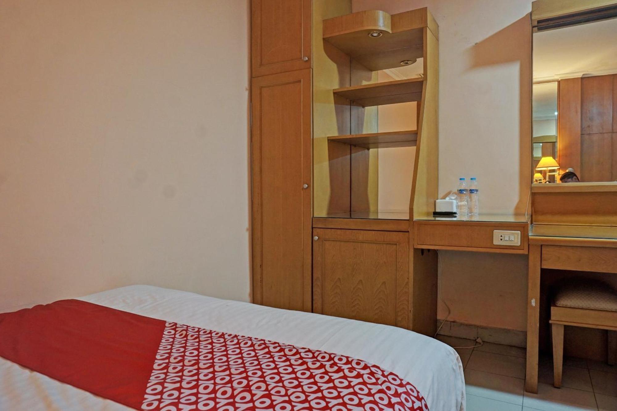 Oyo 671 Hotel Capitol Джакарта Екстер'єр фото