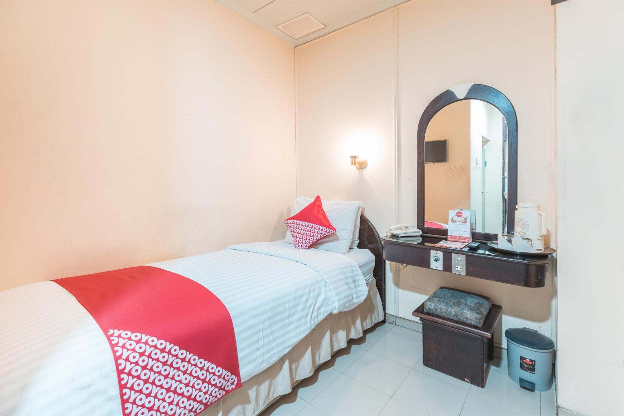 Oyo 671 Hotel Capitol Джакарта Екстер'єр фото