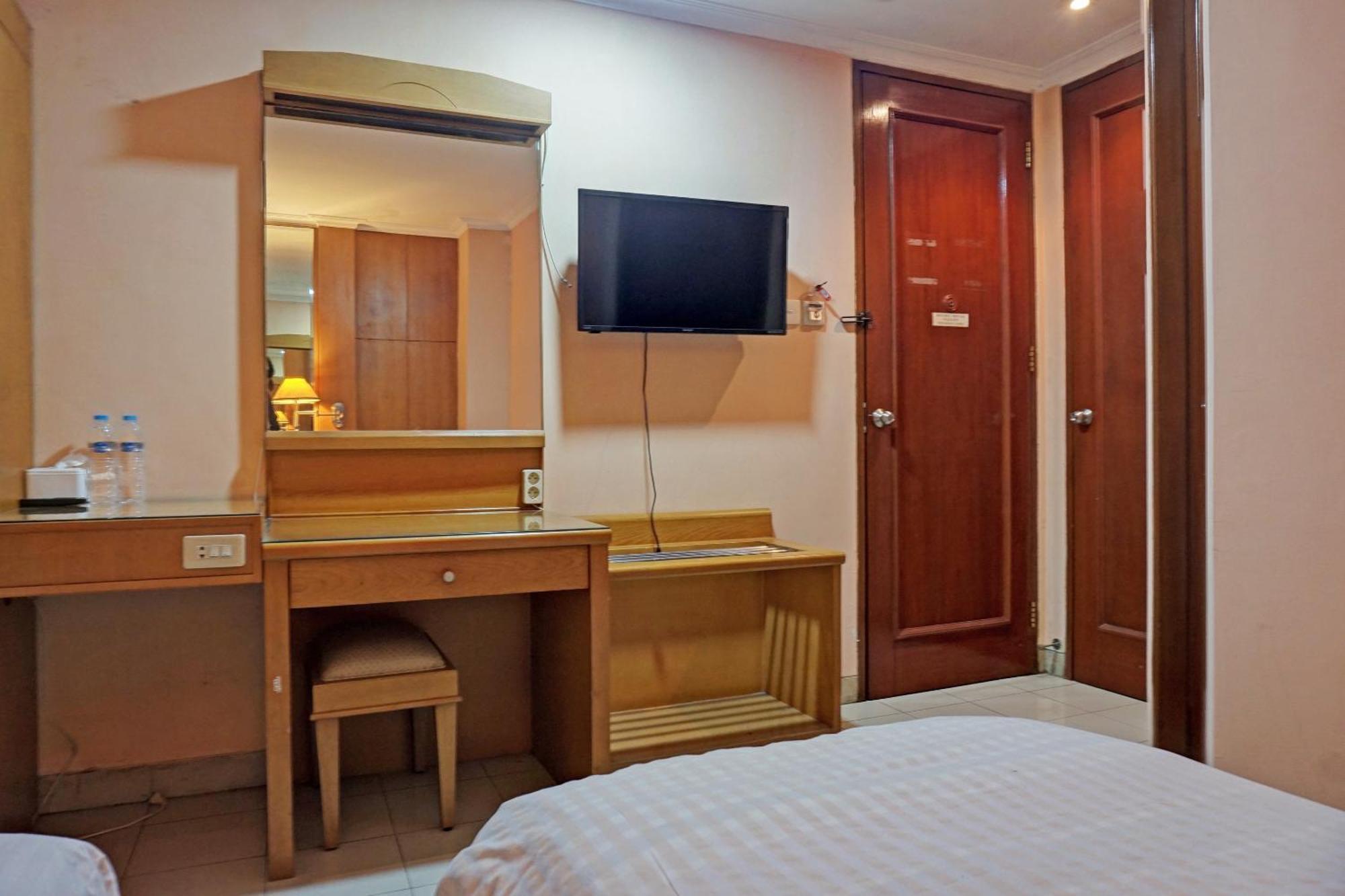 Oyo 671 Hotel Capitol Джакарта Екстер'єр фото